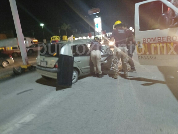 GRAVE CONDUCTOR DE VEHICULO AL CHOCAR CON SEÑALAMIENTO EN AVENIDA DE MONTEMORELOS.