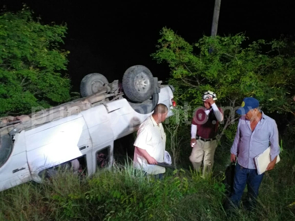 VOLCADURA EN AVENIDA DE MMORELOS, OCUPANTES RESULTAN ILESOS.