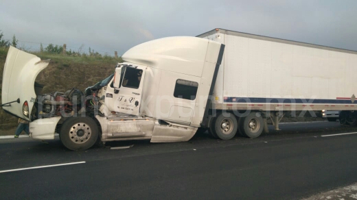 ACCIDENTE EN CARRETERA NACIONAL EN MMORELOS, PARTICIPAN DOS UNIDADES DE CARGA PESADA.