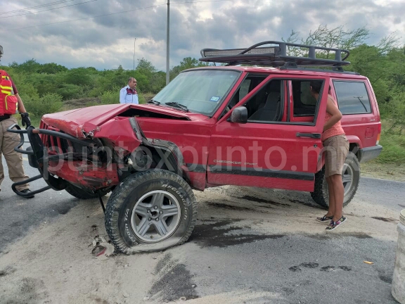 CHOQUE DE FRENTE EN AVENIDA DE MMORELOS, REPORTAN TRES PERSONAS LESIONADAS.