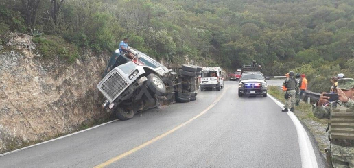 VUELCA TRAILER EN CARRETERA ITURBIDE GALEANA, AUXILIAN AL CHOFER.