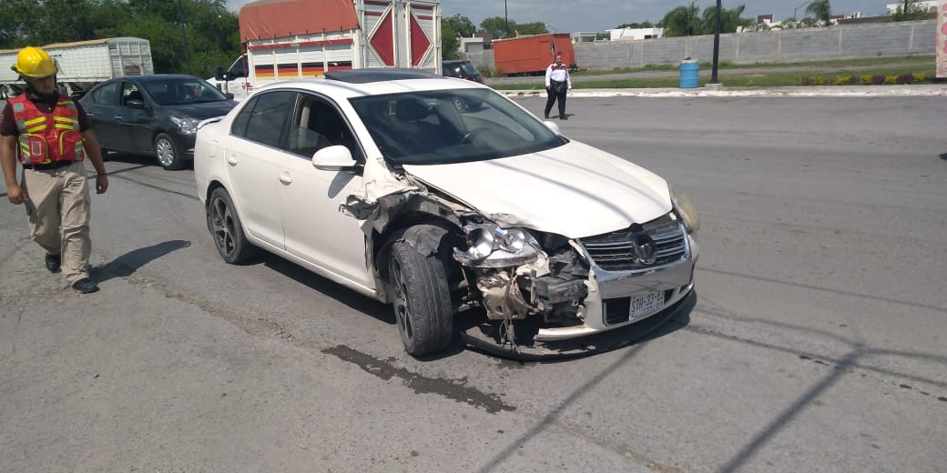 CHOQUE ENTRE DOS VEHICULOS EN MMORELOS, REPORTAN DAÑOS MATERIALES.