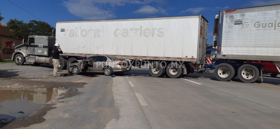 AUTO QUEDA BAJO TRAILER EN ACCIDENTE EN ALLENDE, RESULTAN DOS PERSONAS LESIONADAS.