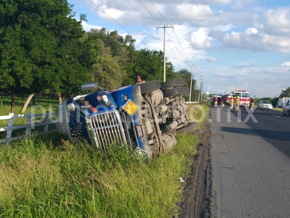 VUELCA TRAILER CON DOS PIPAS EN CARRETERA NACIONAL EN MMORELOS, CHOFER RESULTA ILESO.