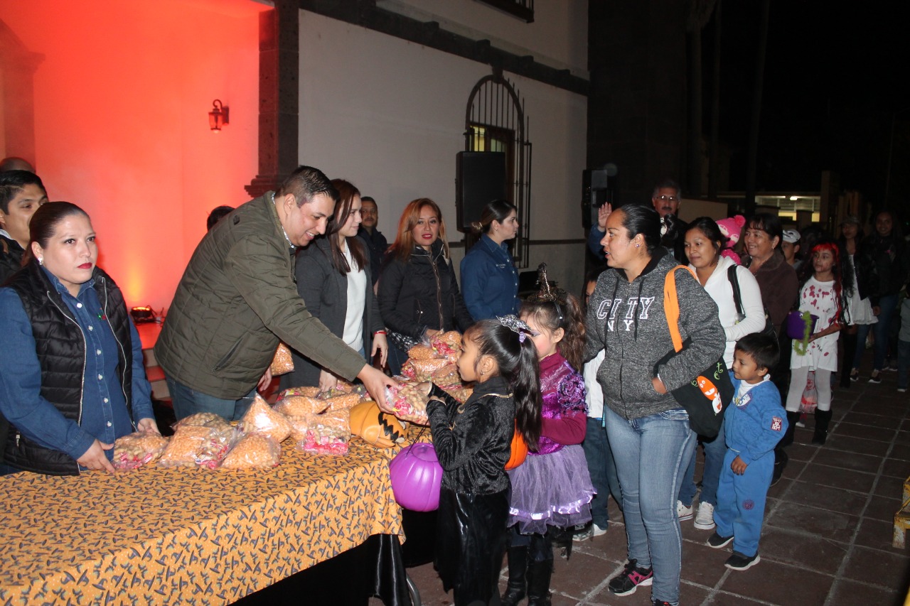 ENTREGAN DULCES A CIENTOS DE NIÑOS.