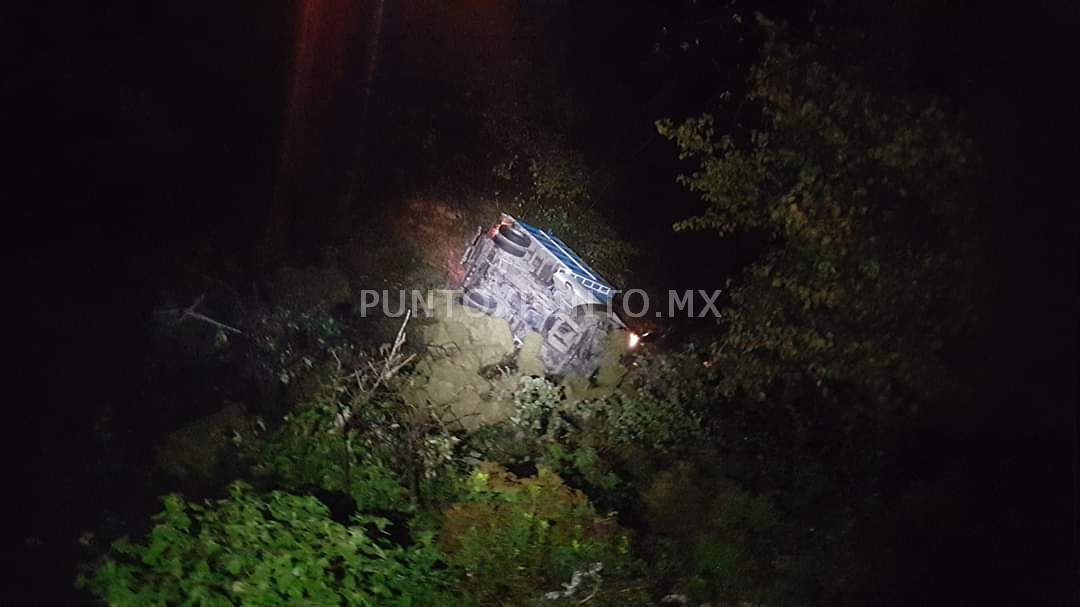 CAMIONETA CAE A BARRANCO EN CARRETERA A GALEANA, CHOFER HERIDO ES DE MONTEMORELOS.