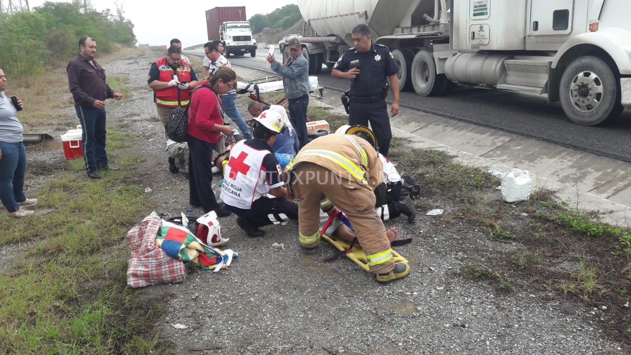 CINCO LESIONADOS EN VOLCADURA DE CAMIONETA EN LINARES LIMITE DE TAMAULIPAS.