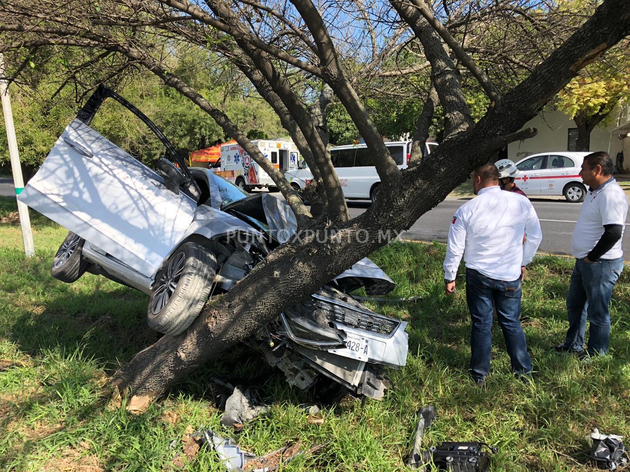 CONDUCTOR SE SALVA AL CHOCAR CONTRA ARBOL EN CARRETERA NACIONAL EN MMORELOS.