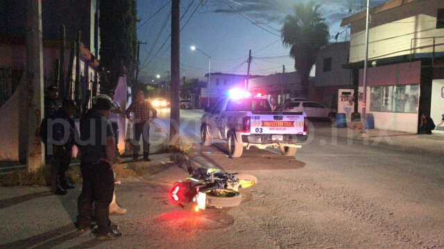 CHOQUE EN CRUCE DE CALLES EN MMORELOS, CONDUCTOR DE MOTOCICLETA RESULTA LESIONADO.