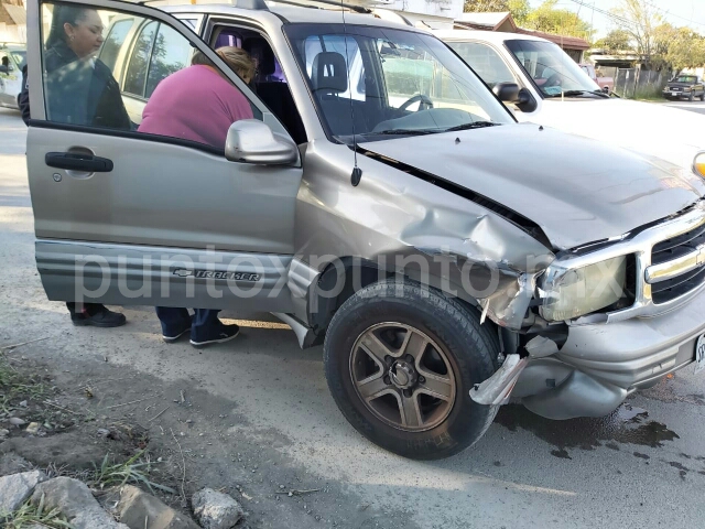 CHOQUE DE CRUCERO EN MONTEMORELOS  REPORTAN UNA PERSONAS LESIONADA.