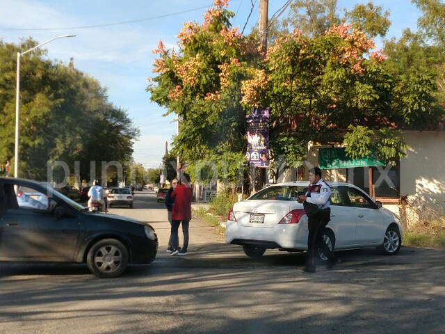 CHOQUE EN CRUCE DE CALLES EN MONTEMORELOS, REPORTAN DAÑOS.