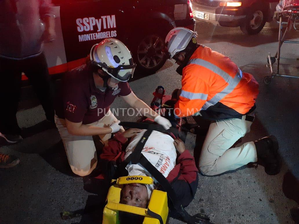 MUJER TROPIEZA CON MECATE QUE REMOLCABA CAMIONETA Y RESULTA LESIONADA, EN AVENIDA DE MMORELOS.