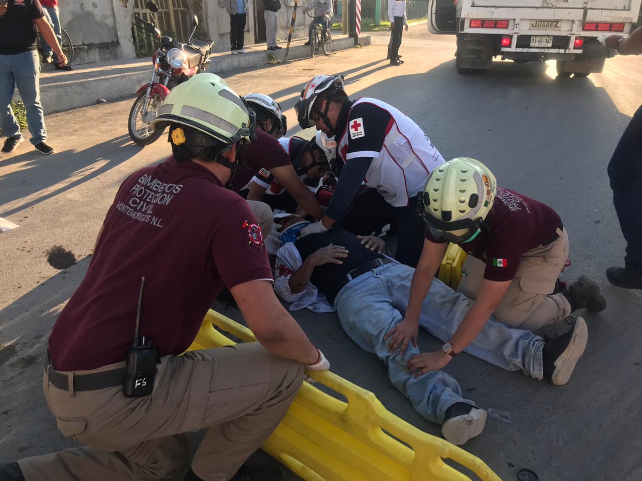 CHOQUE ENTRE CAMION Y MOTOCICLISTA QUIEN RESULTA LESIONADO EN MONTEMORELOS.