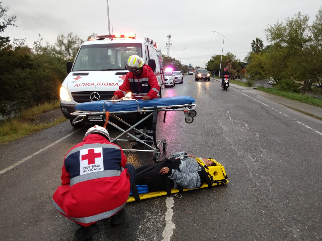 BICICLETA CHOCA CON MOTO, REPORTAN UNA PERSONA LESIONADA, EN LINARES.