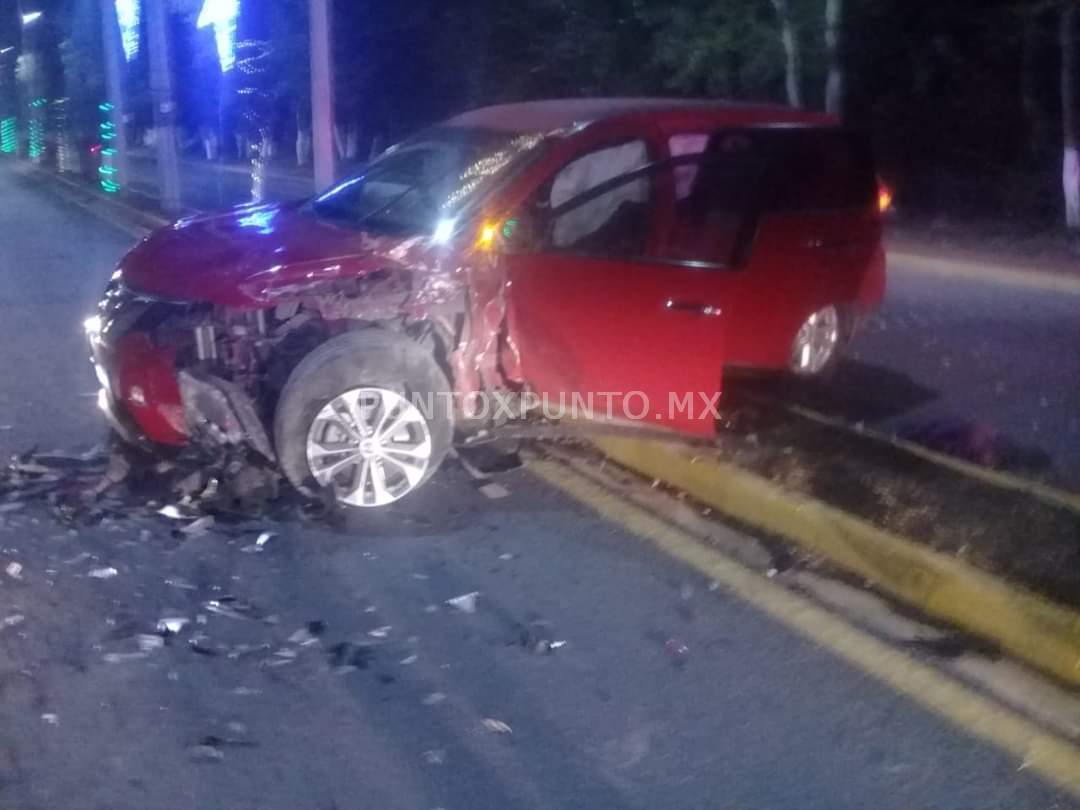 CHOQUE DE FRENTE ENTRE DOS VEHICULOS EN GALEANA, REPORTAN PERSONAS LESIONADAS.