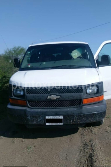 POLICIA FEDERAL DETIENEN A DOS POLLEROS EN LINARES. LLEVABAN INDOCUMENTADOS