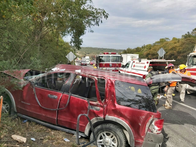 TRES MUJERES HERIDAS Y TRES HOMBRES EN VOLCADURA EN CARRETERA NACIONAL EN MMORELOS, CHOFER GRAVE