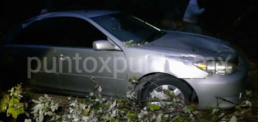 AUTOMOVIL CAE A UN VOLADERO EN LA SIERRA EN ITURBIDE.