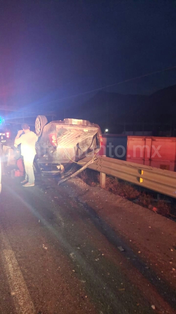 CHOQUE POR ALCANCE Y VOLCADURA EN SANTIAGO.