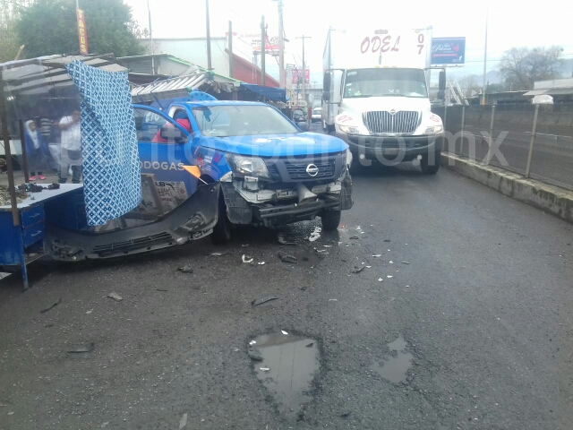 CHOQUE DE DOS VEHICULOS, CAMION DE TODO GAS CHOCA CON PUESTO EN LOS CAVAZOS.