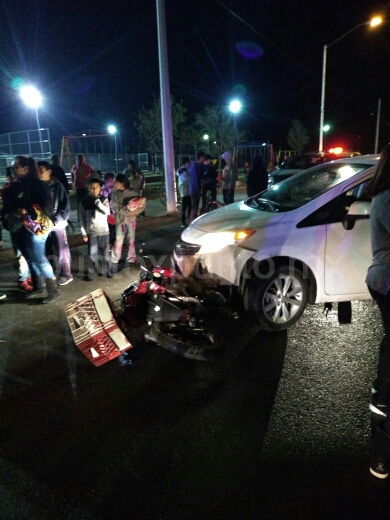 ARROLLA VEHÍCULO A DOS JOVENCITOS QUE IBAN EN MOTO.