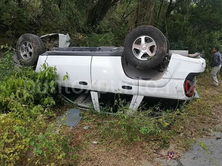 VUELCA CAMIONETA EN LINARES, OCUPANTES NO FUERON ENCONTRADOS.