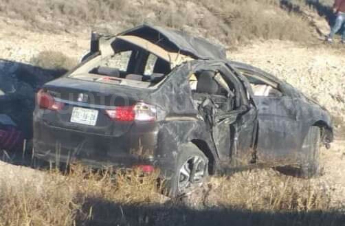 MUERE JOVEN EN VOLCADURA. 2 MAS HERIDOS.