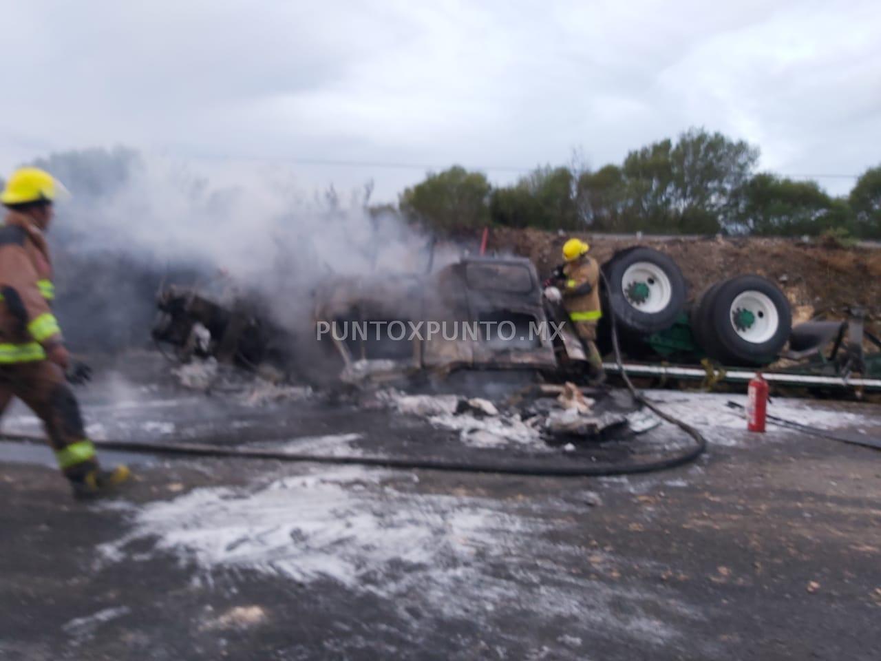 IDENTIFICAN A CHOFER DE TRAILER QUE SE INCENDIO EN CARRETERA NACIONAL EN LINARES.