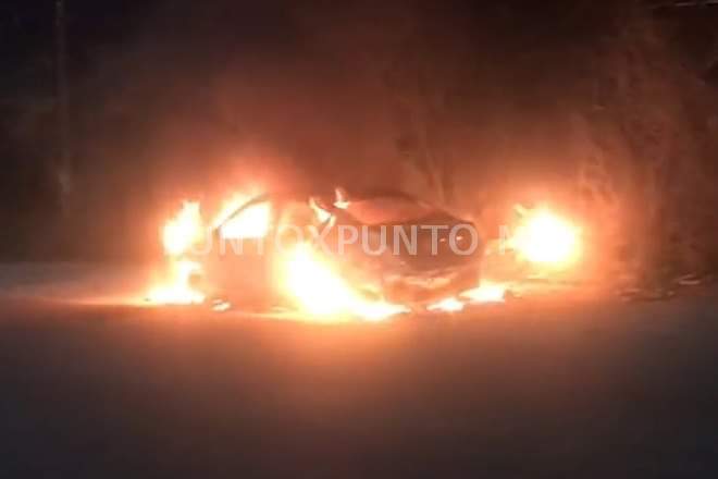 FUEGO CONSUME TAXI, CHOFER LOGRA SALIR