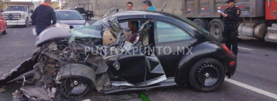 CHOQUE EN LA NACIONAL, VEHICULO TERMINA DESTROZADO DE FRENTE, CONDUCTOR RESULTA ILESO.