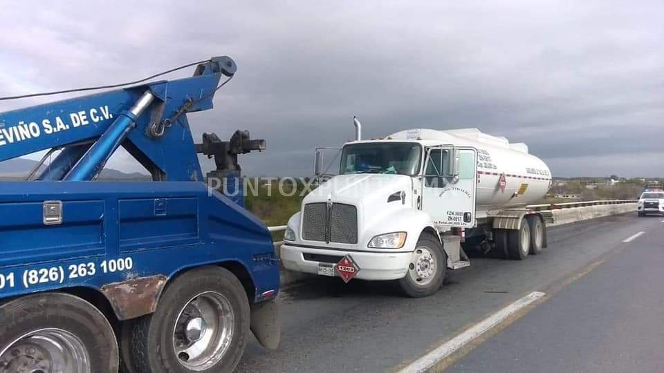 RIEGA COMBUSTIBLE PIPA EN CARRETERA, MOVILIZA A ELEMENTOS DE PRTOTECCION CIVIL.