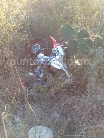 ABANDONAN MOTOCICLETA EN BALDIO DE LINARES.