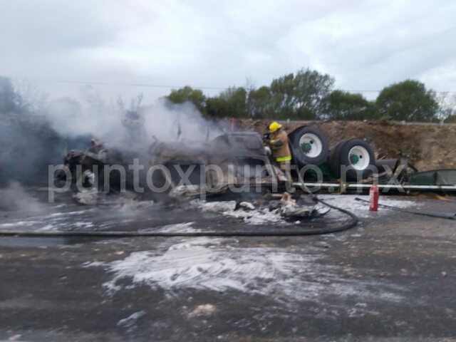 INCENDIO DE TRAILER EN CARRETERA NACIONAL EN LINARES, BUSCAN A CHOFER.