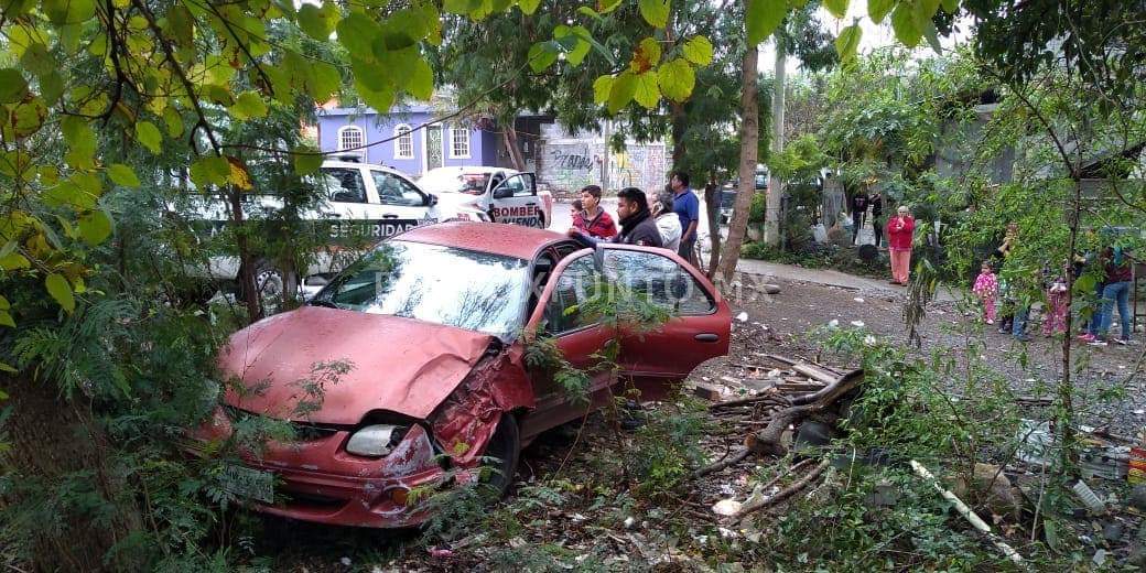 AUTOMOVIL SE IMPACTA EN UN ARBOL EN ALLENDE.