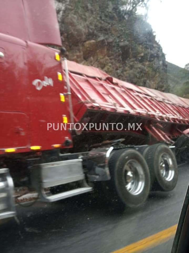 CHOFER DE TRAILER EVITA VOLCARSE EN ITURBIDE.