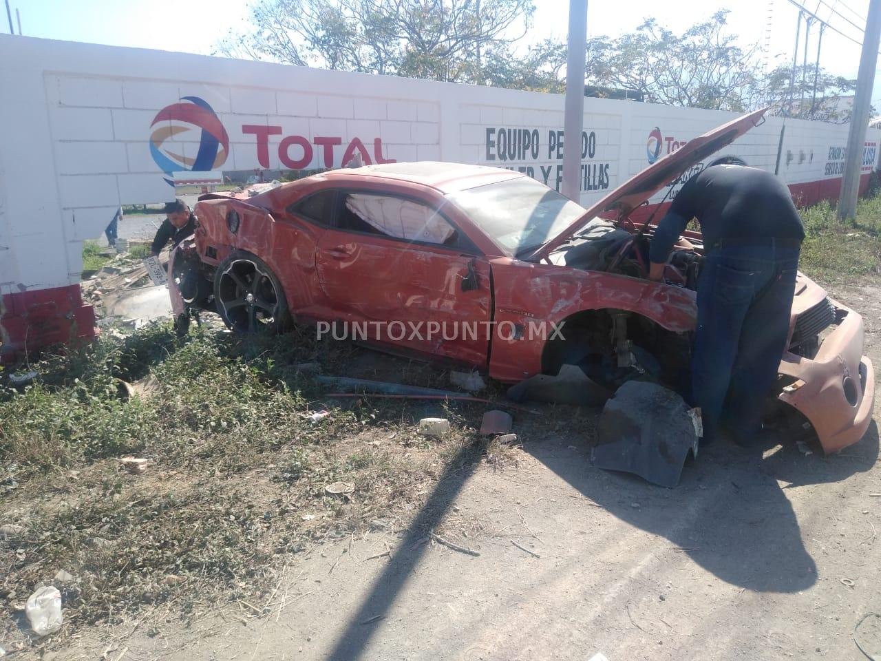 UN AUTO CAMARO DE RECIENTE MODELO, SE IMPACTA EN BARDA. EL CHOFER SE DIO A LA FUGA.