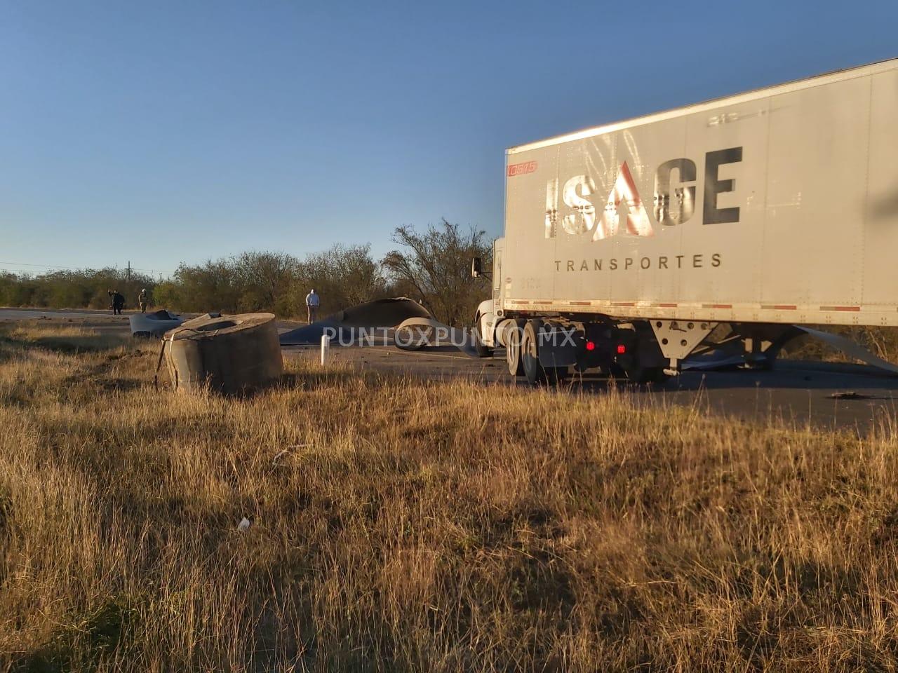 TRAILER DEJA REGADO ROLLOS DE ACERO EN CARRETERA NACIONAL EN MMORELOS.