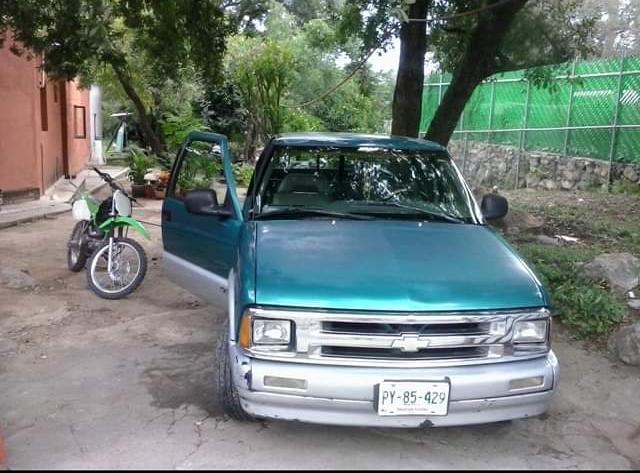 SE ROBAN VEHICULO EN SANTIAGO, PIDEN APOYO PARA LOCALIZARLO.