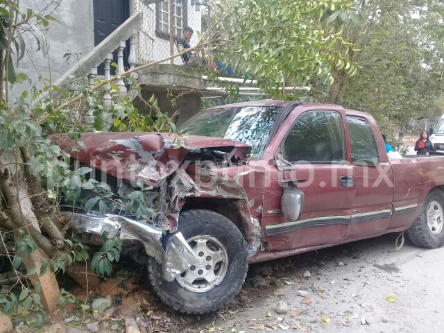 CHOQUE ENTRE DOS VEHICULOS EN ALLENDE, REPORTAN DAÑOS MATERIALES.