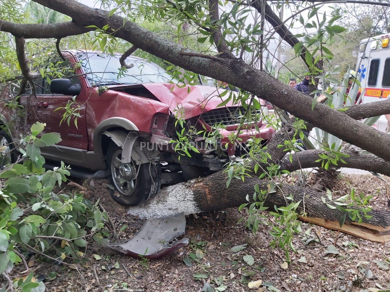 CHOQUE EN AVENIDA DE MMORELOS, CONDUCTOR CHOCA CON UN ARBOL, ATIENDEN LESIONADOS.