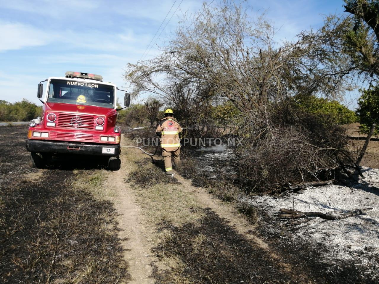 CONTROLA INCENDIO DE PASTIZAL BOMBEROS N.L. EN LINARES.