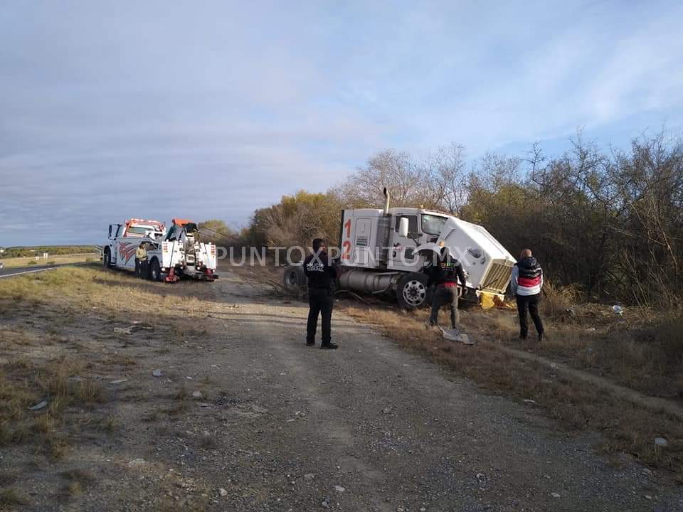 EL EXCESO DE VELOCIDAD, PROVOCA QUE TRACTOCAMION SALGA DE LA CARRETERA NACIONAL.