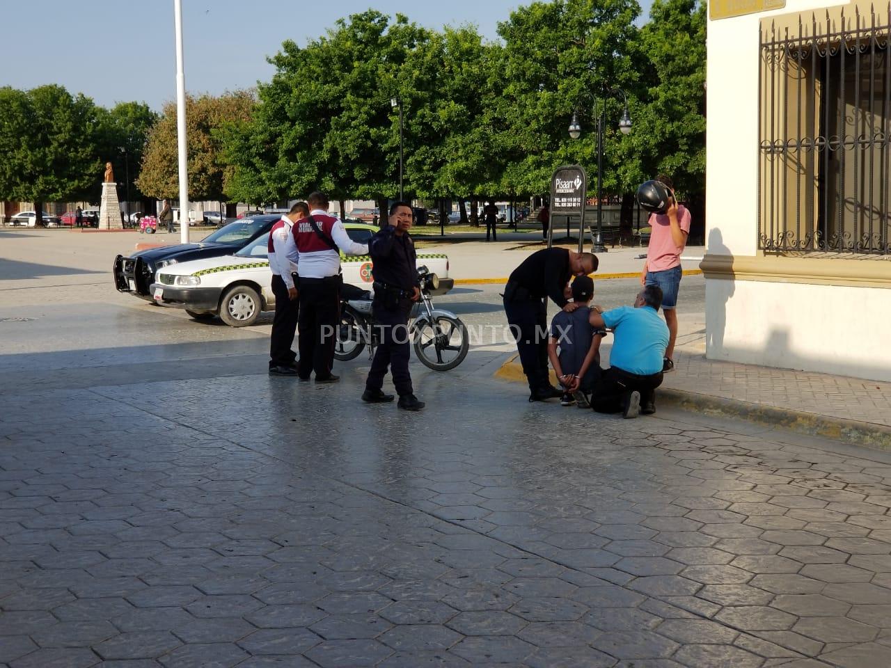 DETIENEN A UN HOMBRE, LO ACUSAN DE CIRCULAR EN SENTIDO CONTRARIO Y DE ATACAR A OFICIAL