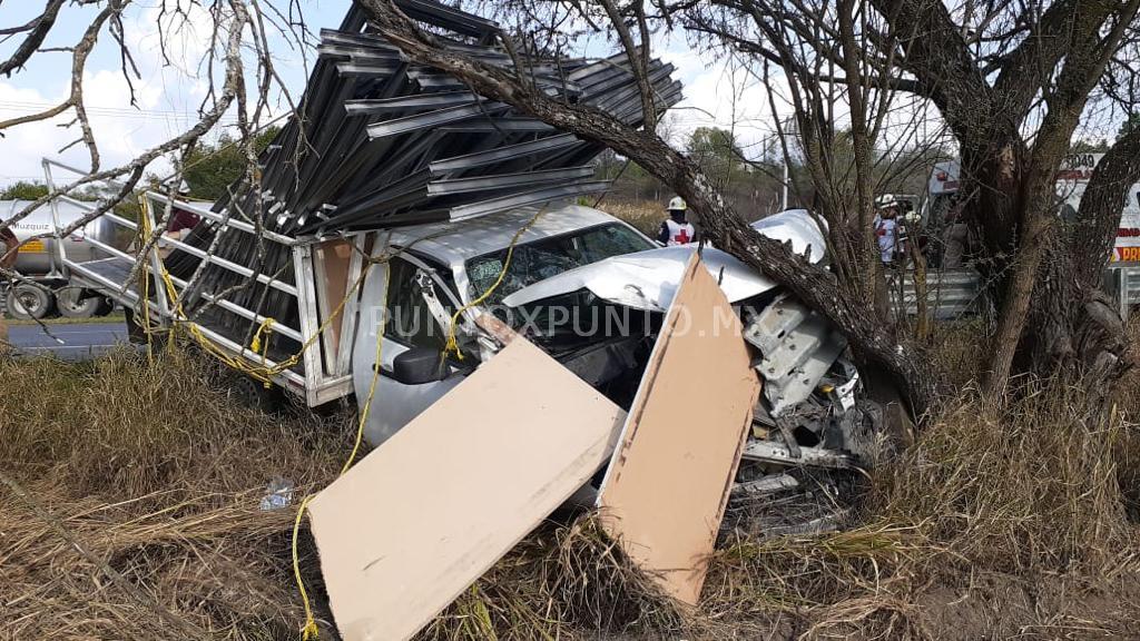 CONDUCTOR CHOCA AL PERDER CONTROL DE CAMIONETA EN CARRETERA NACIONAL EN MMORELOS.