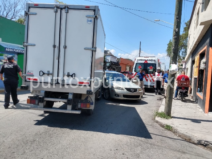 PERCANCE VIAL POR LA TREVIÑO EN LINARES, ENTRE UN CAMIÓN CON NIEVE Y AUTOMOVIL.