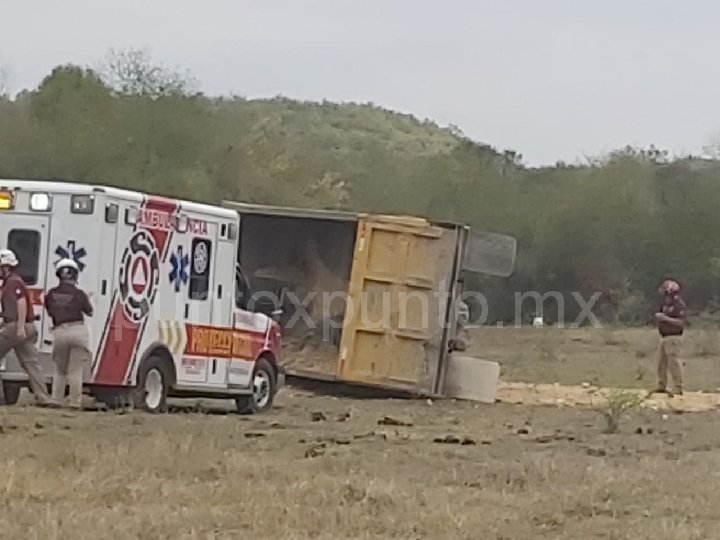 VUELCA CAMIÓN EN INTERIOR DE UNA PROPIEDAD EN MMORELOS.