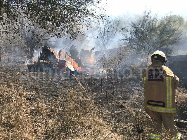 INCENDIO EN TEJABAN DONDE ALMACENABAN PACAS EN MMORELOS MOVILIZA A BOMBEROS.