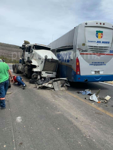 CHOQUE ENTRE AUTOBUS Y TRAILER EN ITURBIDE.