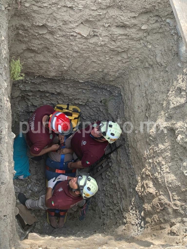 MUJER CAE EN FOSA EN UNA VIVIENDA EN MMORELOS, ES RESCATADA POR PROTECCION CIVIL.