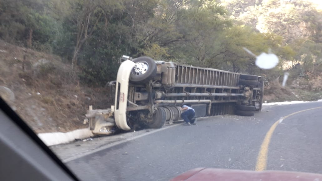 VOLCADURA EN CARRETERA DE ITRUBIDE A LINARES, REPORTAN CHOFER LESIONADO.